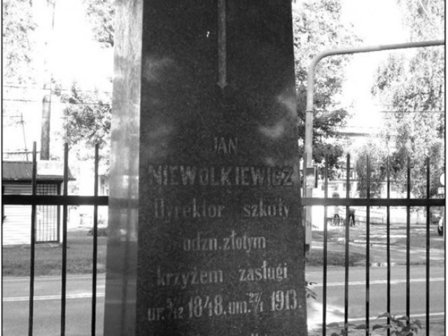 1. nagrobek jana niewolkiewicza na cmentarzu w rudniku
